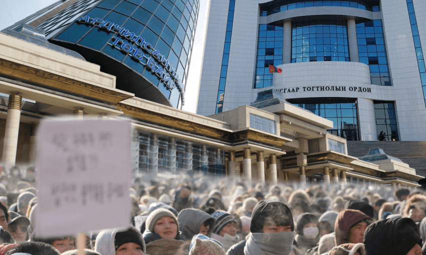 Жагсагчдад ордон барьж өг